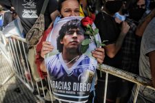 medicos-de-maradona-irao-a-julgamento-por-morte-de-craque-argentino,-determina-justica-do-pais