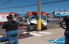 ambulancia-bate-em-poste-de-energia-eletrica-em-avenida-de-rio-preto