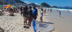 vender-passeios-em-bolhas-nas-praias-e-proibido,-diz-prefeitura-do-rio;-agentes-apreendem-material-em-copacabana