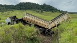 caminhao-bitrem-perde-freio,-tomba-e-deixa-motorista-ferido-em-fartura