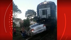 carro-e-arrastado-por-mais-de-10-metros-ao-ser-atingido-por-trem-em-mandaguari