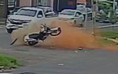 motociclista-e-internado-apos-bater-em-placa-de-sinalizacao-em-avenida-de-birigui;-veja-o-video