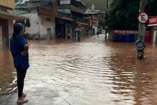 ruas-de-igrejinha-ficam-alagadas-apos-forte-chuva-em-juiz-de-fora