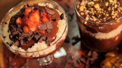 aprenda-como-fazer-sobremesa-de-coco-com-ganache-saudavel-e-suco-de-repolho-roxo-com-maracuja