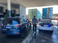 policia-civil-e-receita-federal-apreendem-arvores-de-natal-contrabandeadas-no-complexo-da-mare