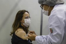 curitiba-convoca-pessoas-de-40-a-49-anos-para-vacina-bivalente-contra-a-covid-19-e-contra-gripe