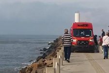 pescador-morre-apos-onda-virar-embarcacao-em-torres,-dizem-bombeiros