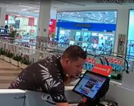 policia-civil-investiga-furto-de-celular-de-funcionaria-em-quiosque-de-shopping-de-salvador;-cameras-de-seguranca-registraram-acao