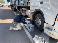 policia-apreende-85-kg-de-cocaina-escondidos-no-painel-de-caminhao,-em-foz-do-iguacu