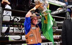 peao-que-conquistou-titulo-de-campeao-mundial-de-rodeio-e-recebido-com-festa-no-interior-de-sp