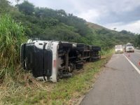 dupla-e-presa-apos-furtar-pecas-automotivas-de-carreta-que-tombou-na-br-116,-em-leopoldina