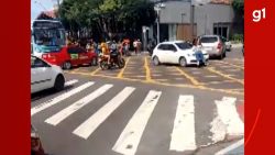 video:-mulher-e-arrastada-por-carro-durante-manifestacao-em-avenida-de-manaus