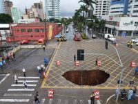 prefeitura-de-maringa-fecha-cratera-no-centro-da-cidade-e-libera-parte-das-pistas