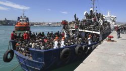 decreto-de-estado-de-emergencia-deve-facilitar-expulsao-de-migrantes-irregulares-da-italia