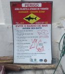 novas-placas-de-alerta-para-ataque-de-tubarao-sao-pichadas,-roubadas-ou-quebradas-em-praias-de-tres-cidades