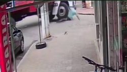 por-um-triz,-ciclista-escapa-de-ser-atingido-por-roda-de-caminhao-em-mg;-veja-video