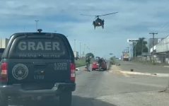 com-viatura-e-helicoptero,-pm-para-o-transito-durante-perseguicao-e-consegue-prender-suspeitos-de-roubar-carro;-video