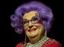 barry-humphries,-ator-conhecido-pela-personagem-edna-everage,-morre-aos-89-anos