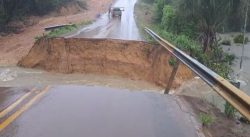 trecho-de-estrada-que-liga-comunidades-a-rodovia-am-010-desaba-apos-forte-chuva