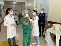 mais-de-400-servidores-da-fundhacre-sao-vacinados-em-campanha-de-imunizacao-contra-covid-e-influenza