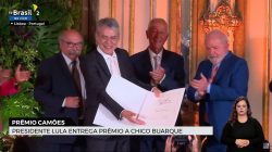 chico-buarque-recebe-premio-camoes-em-cerimonia-com-lula-e-presidente-de-portugal