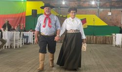 ctg-de-novo-cabrais-sedia-desfile-de-moda-gaucha