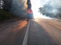 transito-na-br-251-e-parcialmente-liberado-apos-incendio-em-caminhao-carregado-com-enxofre