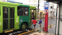 strans-implanta-duas-novas-paradas-de-onibus-no-centro-de-teresina-e-vira-alvo-de-criticas-pela-falta-de-cobertura