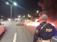 protesto-com-queima-de-pneus-interdita-br-101,-na-altura-da-comunidade-do-detran,-no-recife