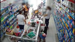 video:-gravida-e-outras-duas-pessoas-roubam-desodorantes-e-perfumes-de-farmacia