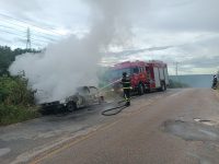 carro-pega-fogo-apos-pane-eletrica-e-fica-destruido-em-estrada-no-interior-do-rn