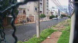 video:-ladroes-dao-chutes-e-socos-em-publicitaria-para-roubar-moto-na-zona-sul-de-ribeirao-preto,-sp