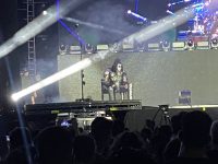 gene-simmons,-baixista-do-kiss,-diz-que-teve-mal-estar-durante-show:-‘temperatura-nas-alturas’