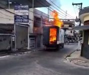 caminhao-pega-fogo-e-atinge-fachada-de-casa-em-duque-de-caxias,-na-baixada-fluminense