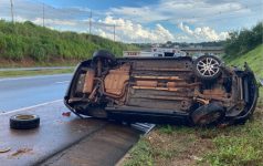 bebe-e-idoso-sao-socorridos-apos-carro-capotar-em-rodovia-de-rio-preto