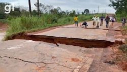 moradores-fecham-rodovia-no-ac-e-exigem-desvio-em-trecho-que-rompeu-durante-forte-chuva