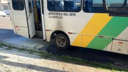 onibus-de-transporte-alternativo-tem-principio-de-incendio-e-interdita-parte-de-avenida-em-natal