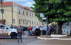 vitima-salta-de-veiculo-roubado-e-dupla-e-presa-em-flagrante-apos-perseguicao-policial-em-candido-mota