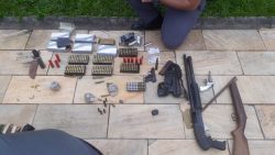 homem-e-preso-apos-denuncia-de-porte-ilegal-de-arma-em-suzano;-seis-armas-e-centenas-de-municoes-sao-apreendidas