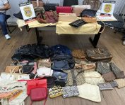 policia-recupera-bolsas-de-luxo-levadas-de-mansao-de-mirella-e-ceara;-objetos-foram-encontrados-em-beco-do-bras,-no-centro-de-sp