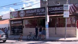 video:-criminoso-invade-restaurante-e-mata-garcom-a-tiros-em-vila-velha,-es