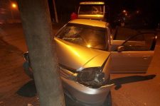 motorista-morre-e-2-passageiros-ficam-feridos-apos-carro-bater-contra-poste-em-caxias-do-sul