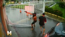 camera-de-seguranca-grava-tiroteio-que-terminou-com-tres-mortos-no-centro-de-belford-roxo;-video