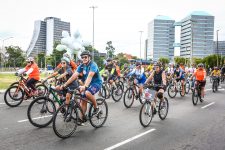 mais-de-500-pessoas-participam-de-‘pedal-da-paz’-em-porto-alegre-no-dia-internacional-do-ciclista;-fotos