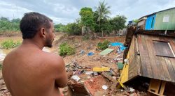 casa-cai-durante-fala-do-coordenador-da-defesa-civil-sobre-area-de-risco-em-rio-branco;-veja-o-video