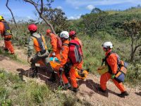 mulher-cai-de-uma-altura-de-10-metros-em-cachoeira-em-distrito-de-itabirito