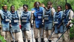 as-mulheres-que-cacam-minas-terrestres-que-restaram-da-guerra-civil-em-angola