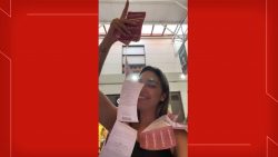 video:-professora-compra-mais-de-280-ingressos-de-cinema-para-alunos-de-escola-publica-do-df-e-viraliza-nas-redes-sociais