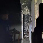 policiais-tiram-homem-de-dentro-de-casa-em-chamas-e-apagam-incendio-na-grande-natal