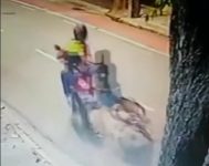 video:-homem-de-moto-derruba-ciclista-no-meio-da-rua-durante-tentativa-de-assalto-no-recife